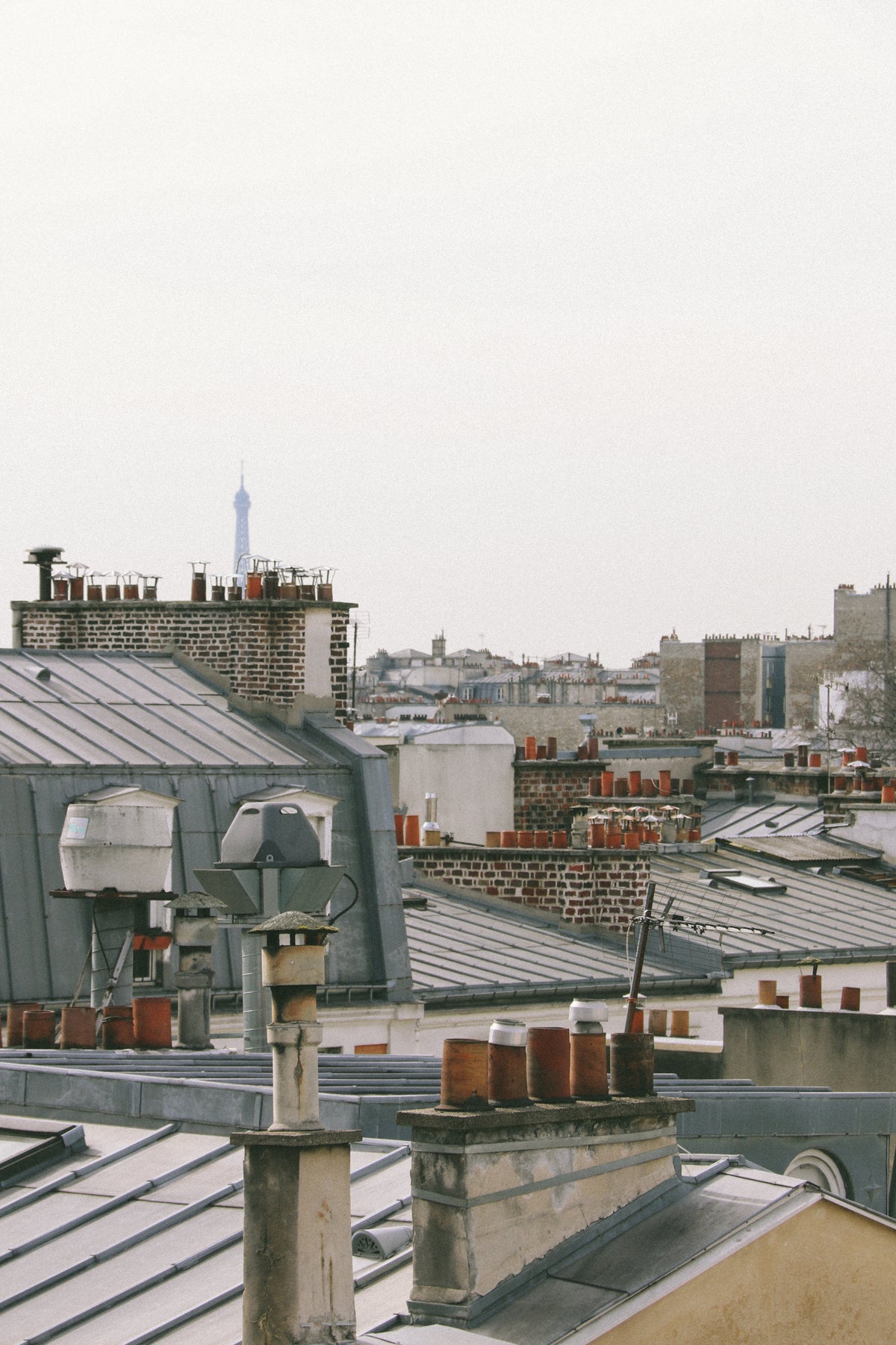 Vedere a acoperișurilor Parisului cu hornuri brune — (autor neidentificat)