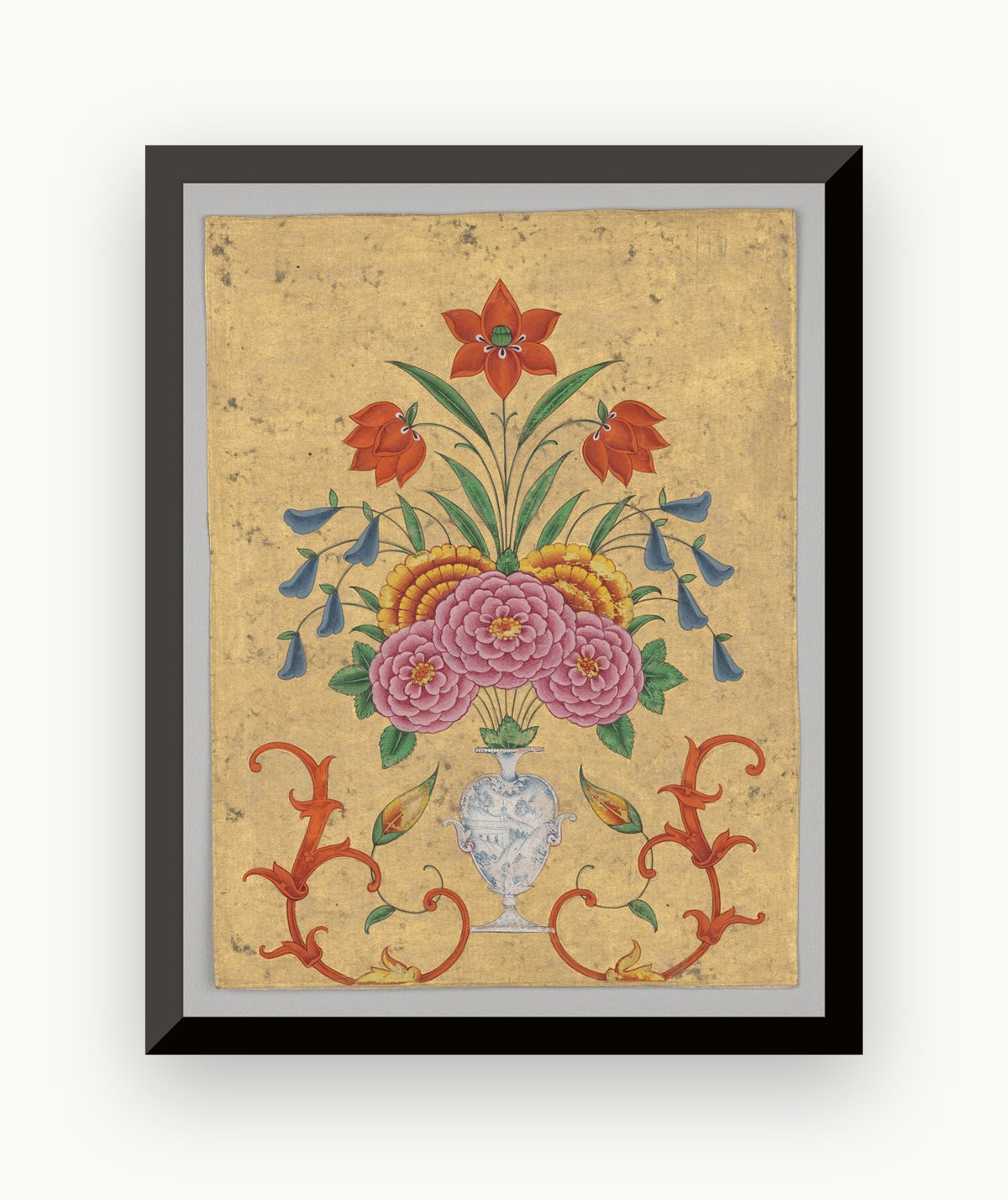 Vas cu aranjament floral și ornamente