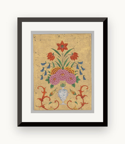 Vază cu aranjament floral și ornamente